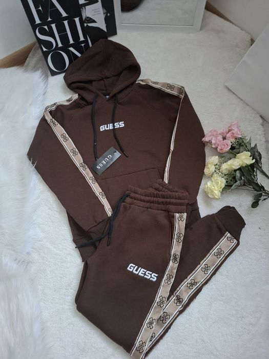 Спортен екип  на  Guess