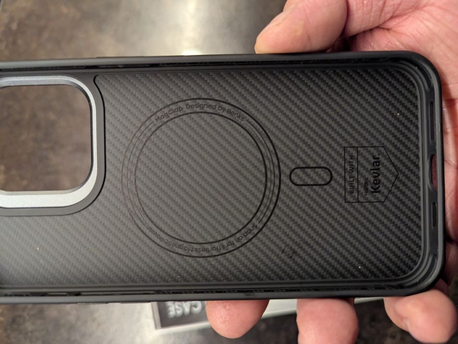 Оригинальный карбоновый (кевлар) чехол на iPhone 15 pro max