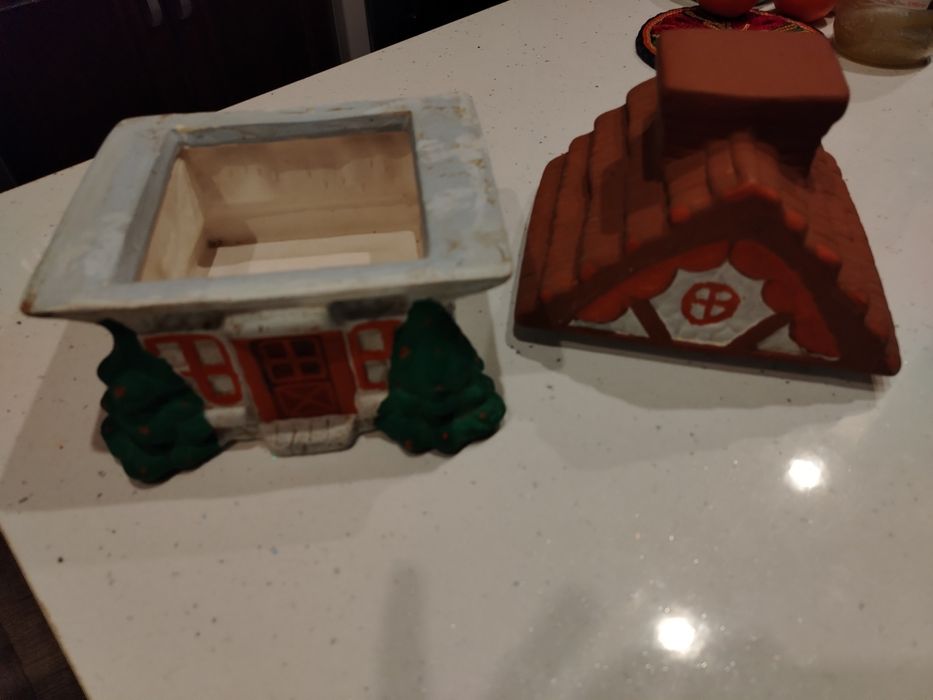 Коледна керамична къщичка ръчно боядисана / кутия за сладки /бисквити