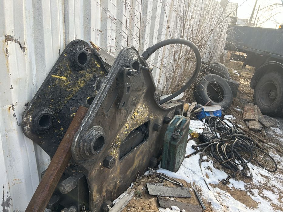 Экскаватор с гидромолотом