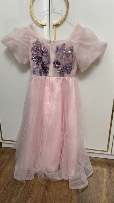 Продается платье нарядное на 7-8-9 лет