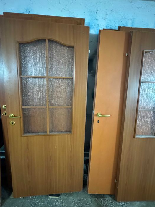 Продавам 16 интериорни врати с каси, первази и обков – 12 плътни + 4 остъклени