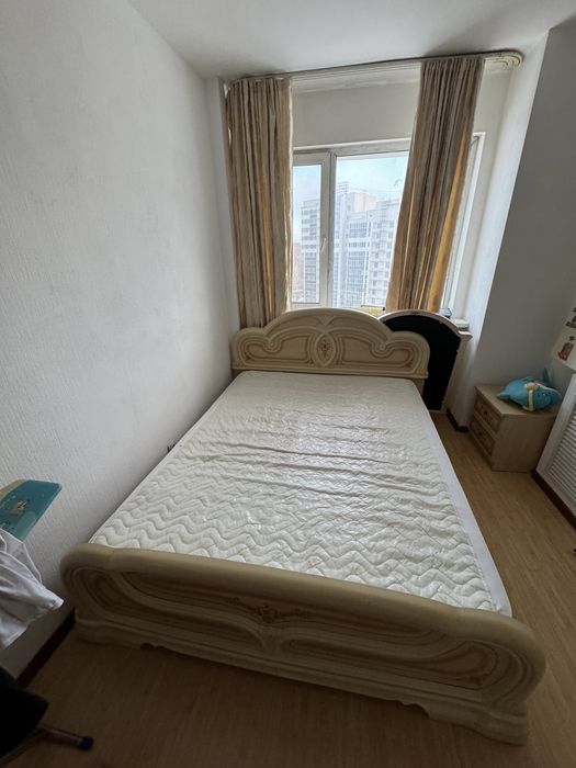 Спальный кровать, тумбочка