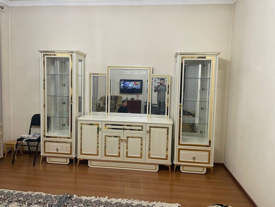 Комплект мебели для гостиной (стол,стенка,тумба)