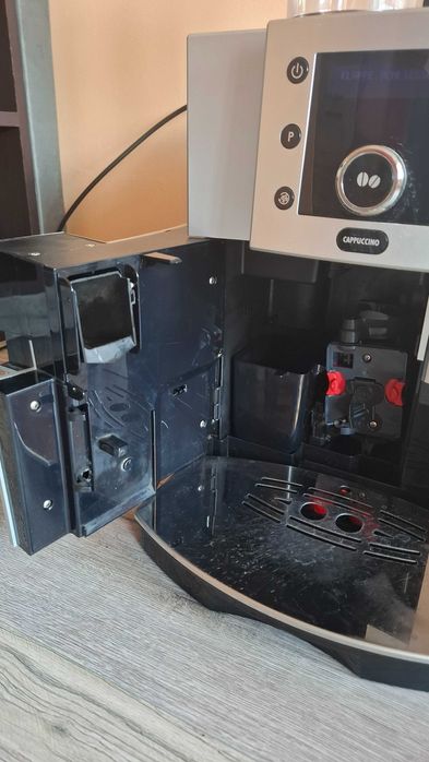 Продавам кафе автомат Delonghi