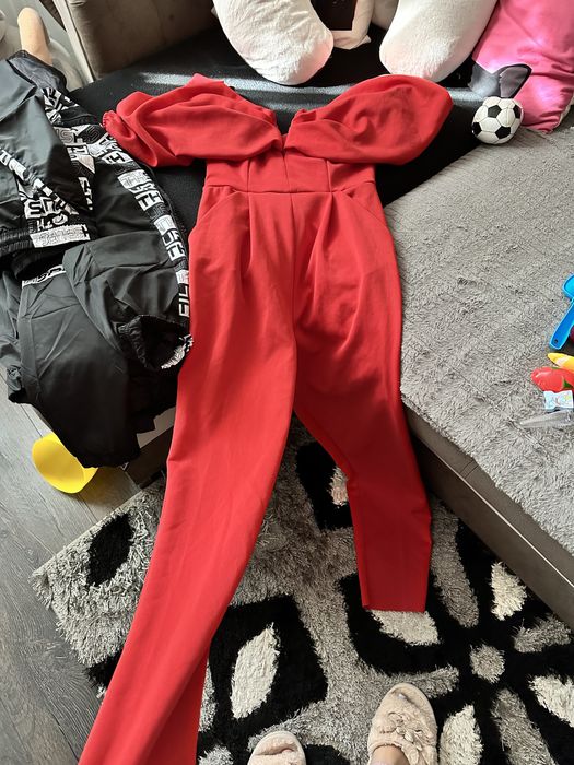 Salopetă roșie cu decolteu în V