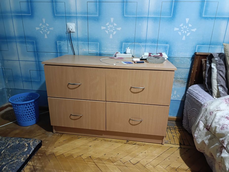 Продается комплект :шкаф, комод  , и столик на колесах, цена за все
