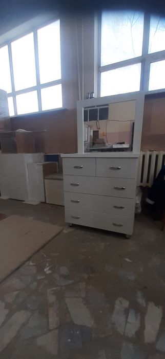 Продам комод с зеркалом