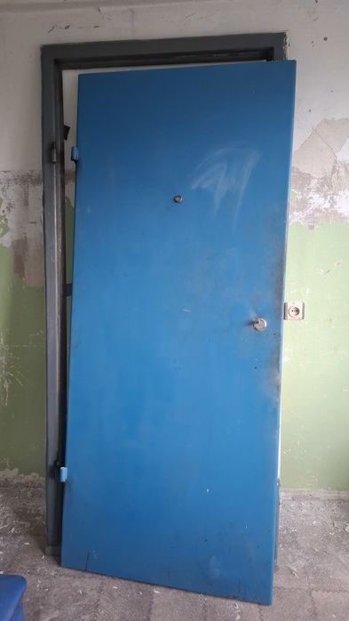 Двер железный продам