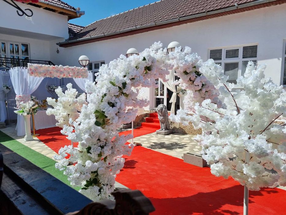 Cort de inchiriat, inchiriem cort, scaune, mese, aranjamente florale