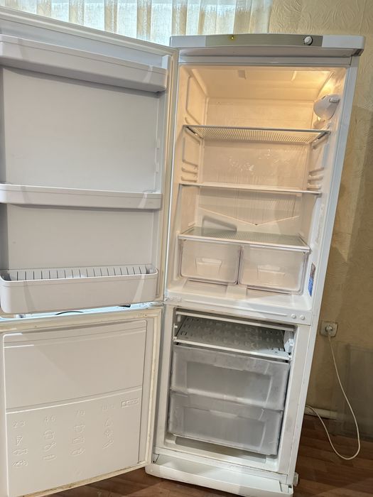 Продам рабочий Холодильник Indesit