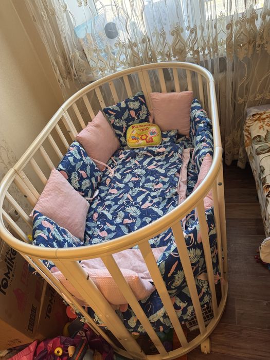 Детская кровать с подушками