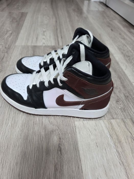 Vând adidasi Nike Air Jordan 1 Mid SE
