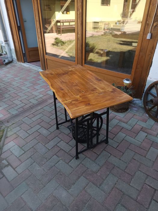 Masa exterior sau crama.