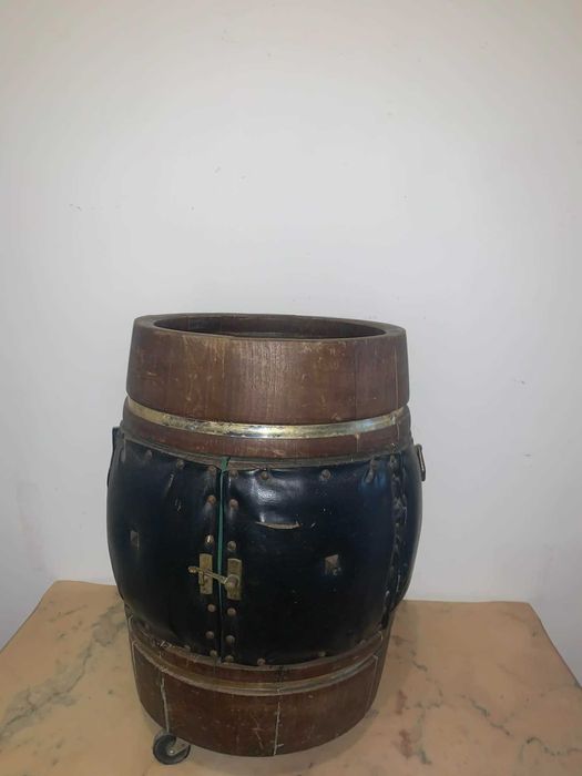 Bar cu rotile prelucrat din butoi de lemn