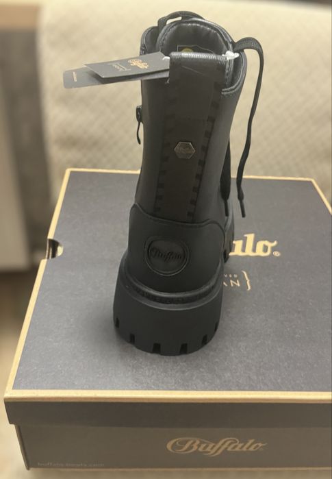 Ghete Buffalo de dama, noi in cutie