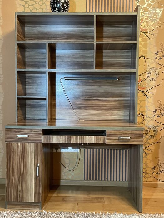 Стол письменный с полками