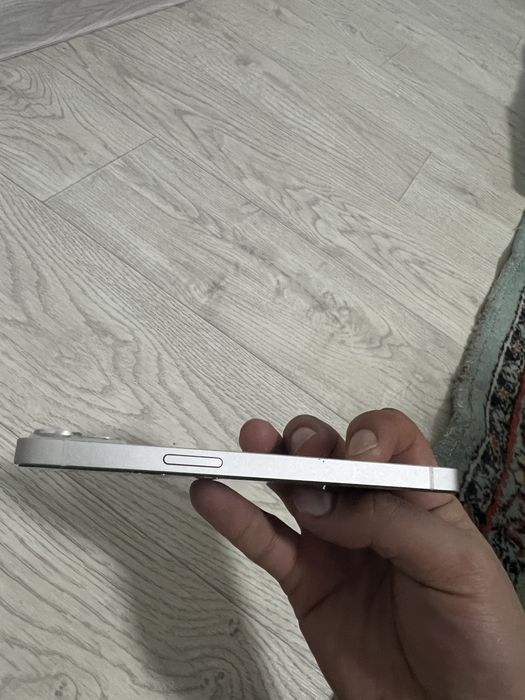 Айфон 13 белый.