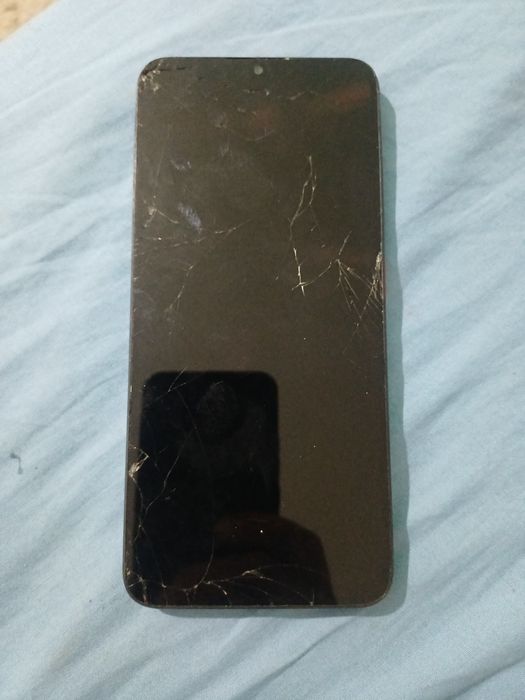 ZTE Blade A35 cu displayul spart. Placa este buna