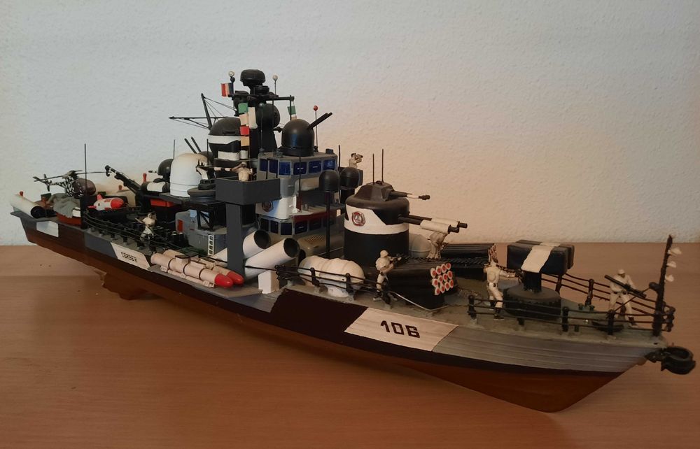 Navomodel navigant nava de lupta vapor cu telecomanda si lumini