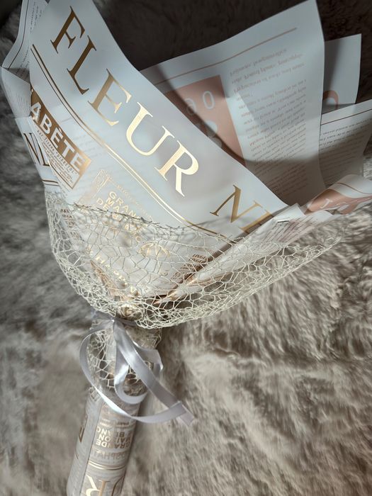 Букети от сатенени рози