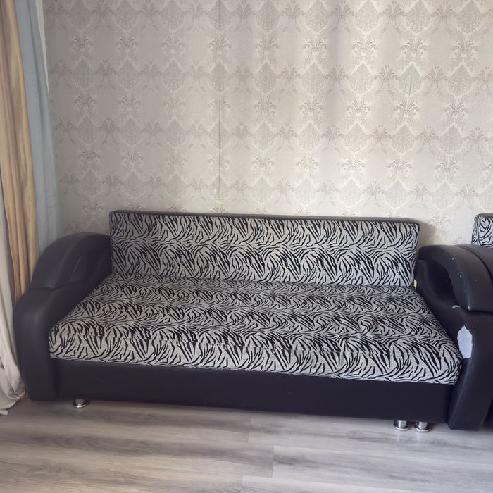 Продам диван с двумя креслами бу