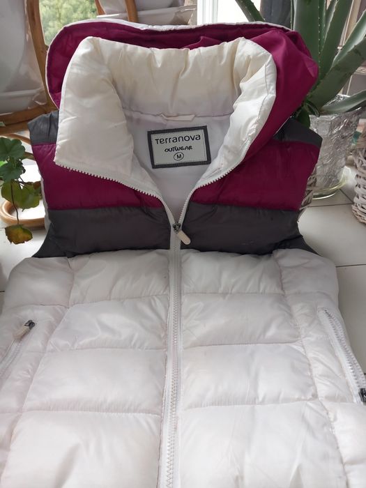 Спортно модерно  ветро и водоустойчиво яке  без ръкав с качулка