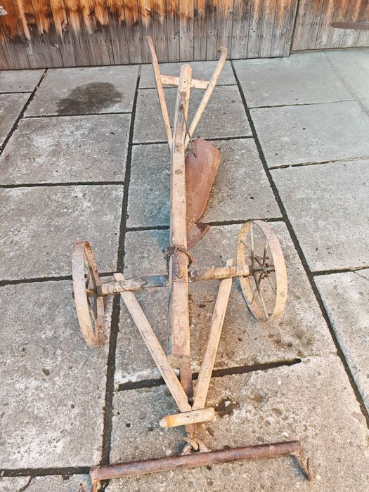 Plug de arat pentru cai , plug de scos cartofi și grapă împrăștiat ...