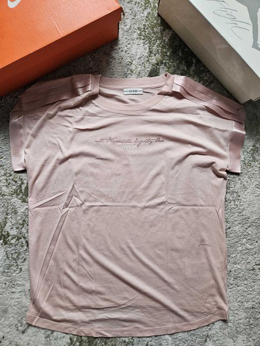Tricou Guess roz, marimea L pentru femei.