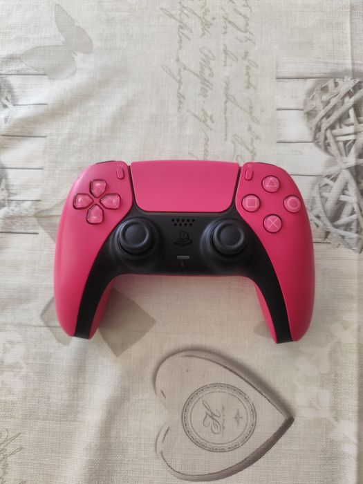 PS5 Pink в отлично състояние, като нов джойстик