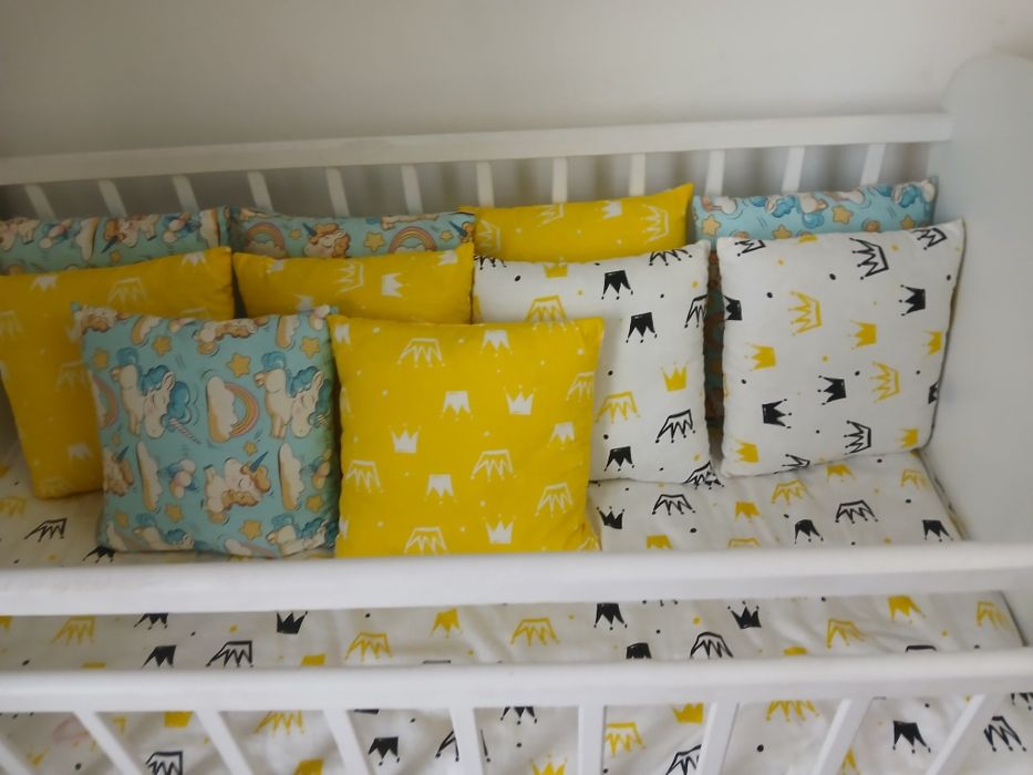 Манеж с подушками