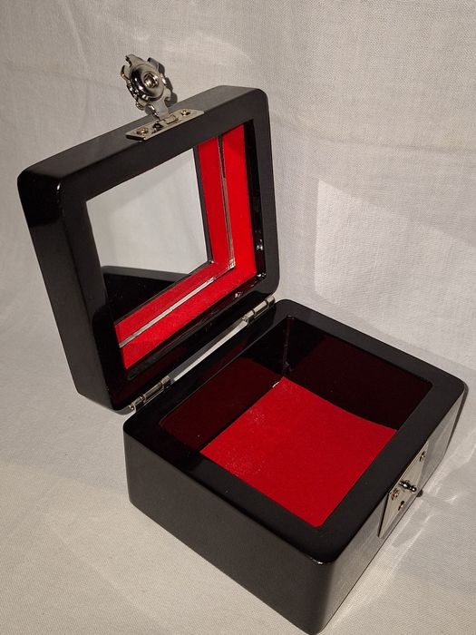 Винтидж лакова кутия за бижута с интарзия от седеф