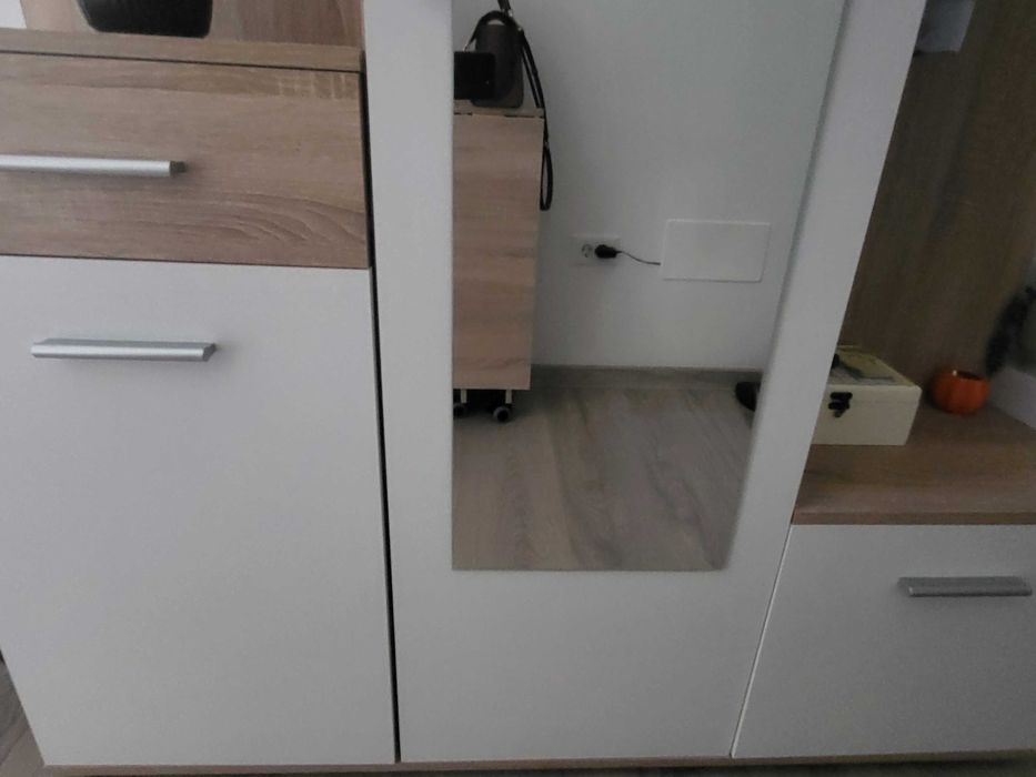 Vand Cuier haine+masa plianta+lustra   1.000 lei