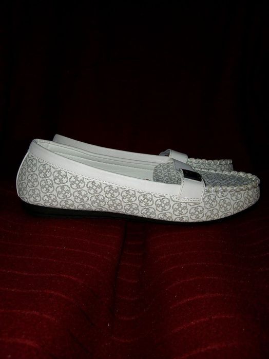 Из США ,красивые, современные белые лоферы от бренда Marc Daisy Fuente