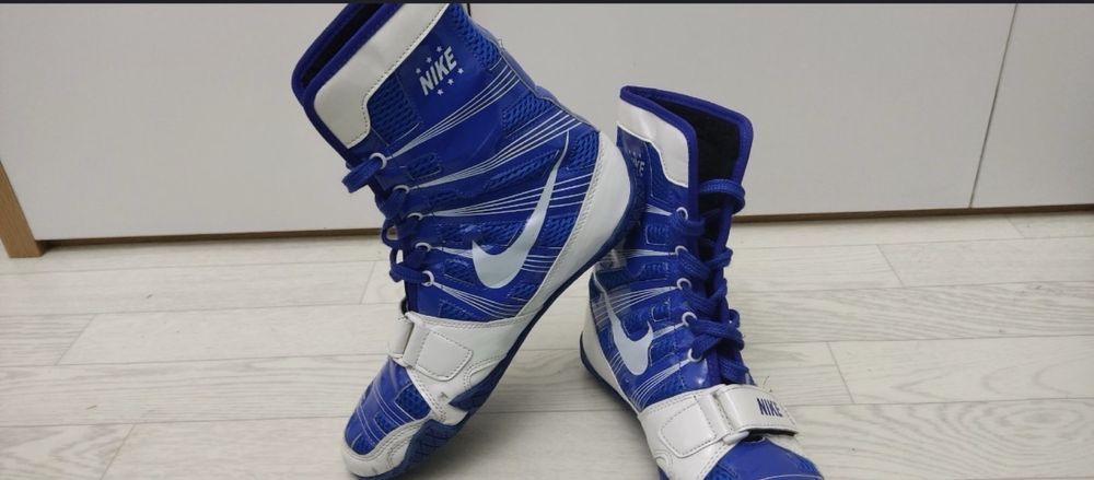 Продам боксёрские перчатки, шлем и боксёрки