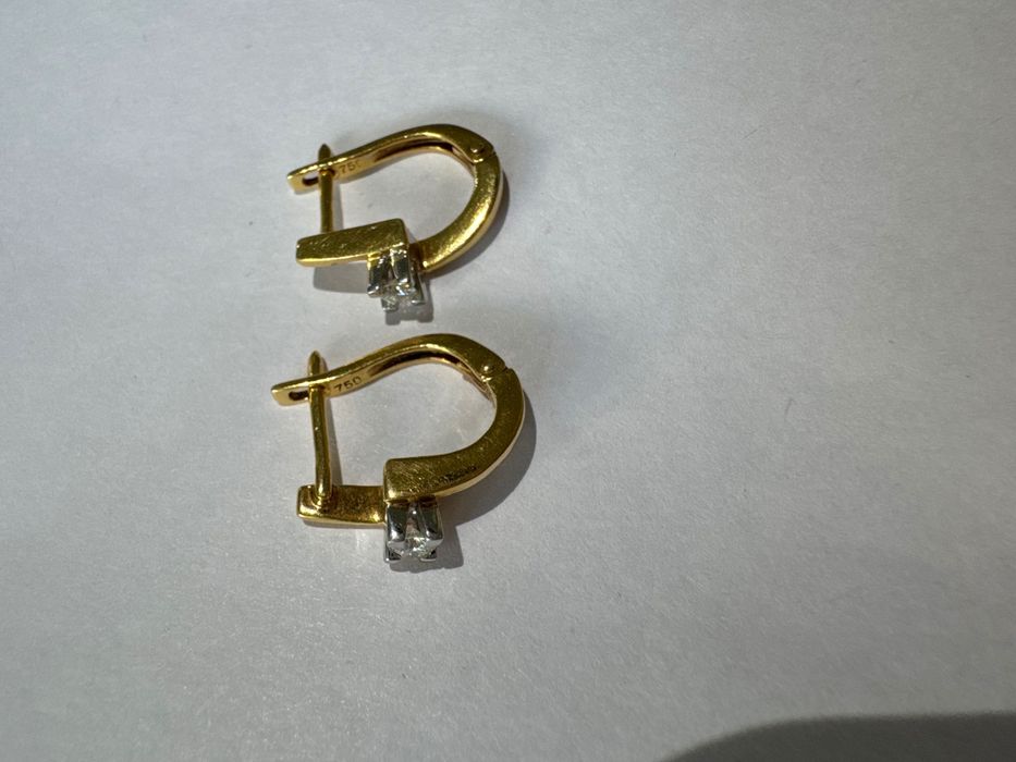 Серьги 750 пробы с бриллиантом