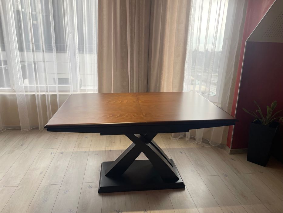 Продавам трапезна маса