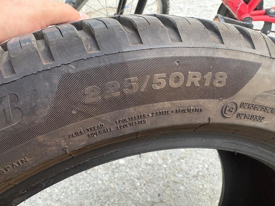 Vand 2 anvelope de iarna 225 50 R18 Bridgestone