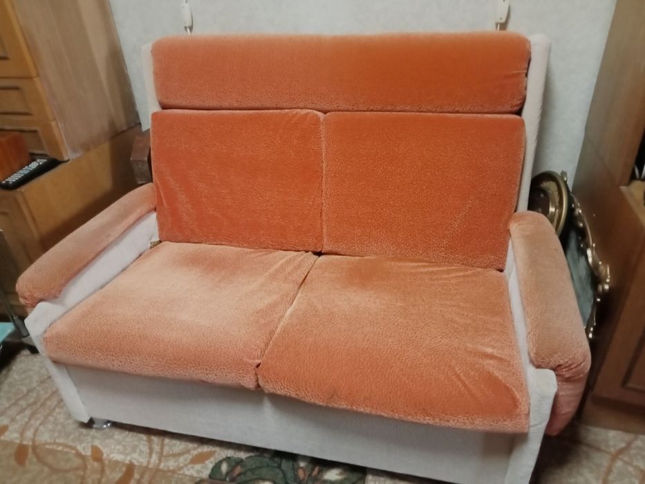 Диван с жур.столиком.