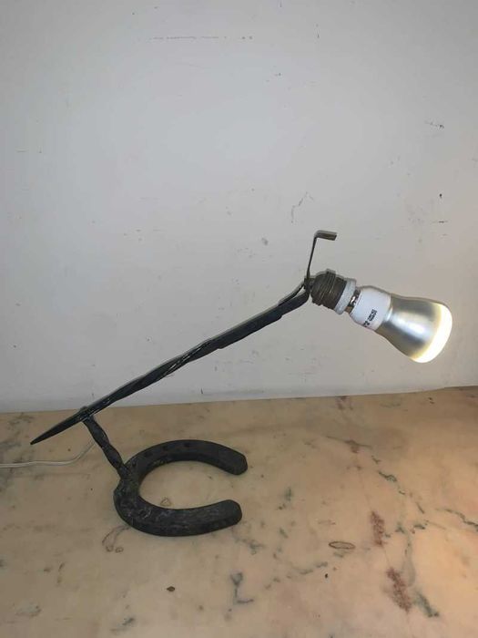 Veoza din fier forjat asezata pe potcoava de cal