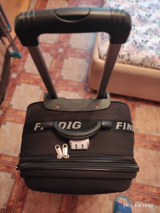 Чемодан туристический чёрного цвета