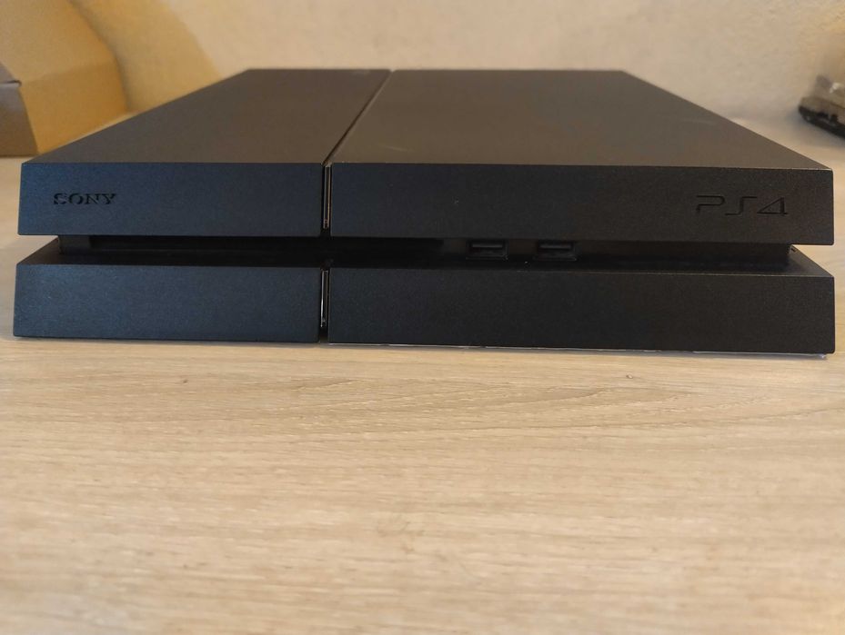 Sony PlayStation 4 (PS4) 500GB + 4 игри | Отлично състояние | Топ цена