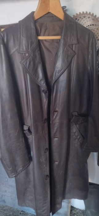 Кожаный плащ и военная китель