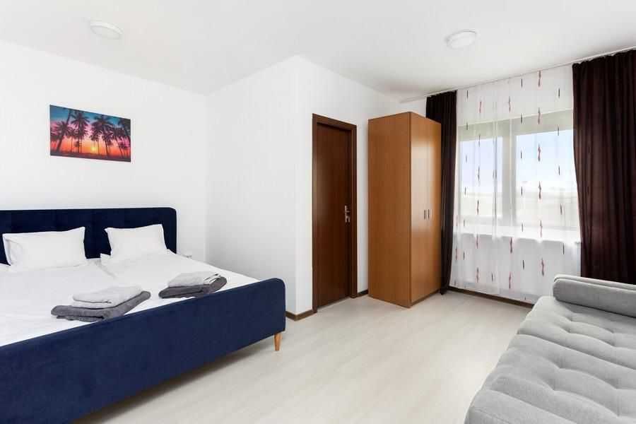 Casă spectaculoasă cu teren de sport și curte mare în Tărlungeni