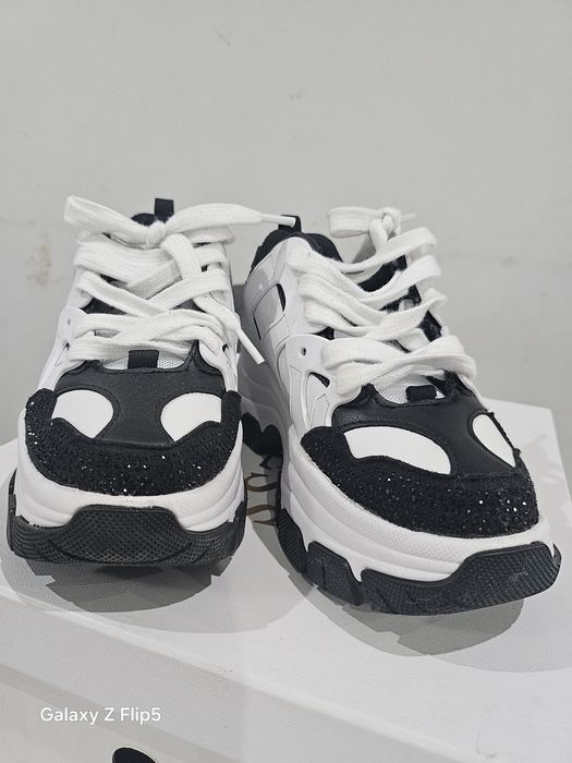 Сникърси на Guess