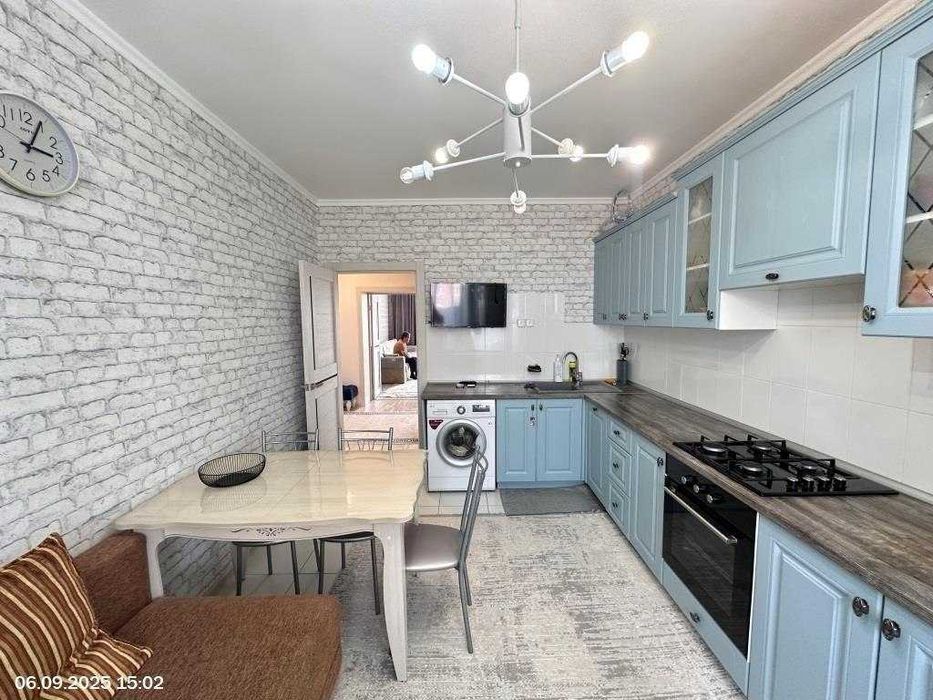 2-комн. квартира, 72.7м², 8-й микрорайон.