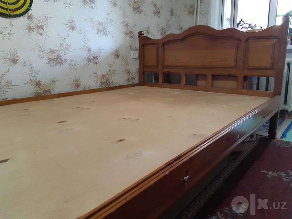 Кровать двуспальная деревянная