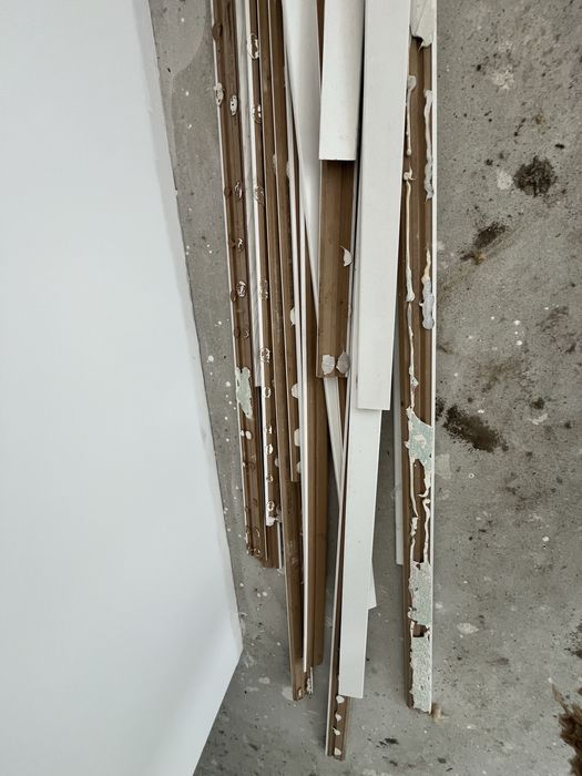 Vand plinta alba MDF in stare foarte buna