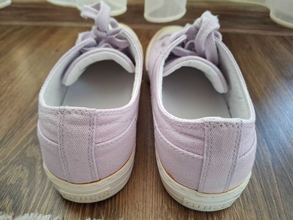 Кецове на марката Guess