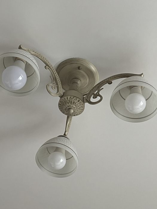 Продам люстру 1+1